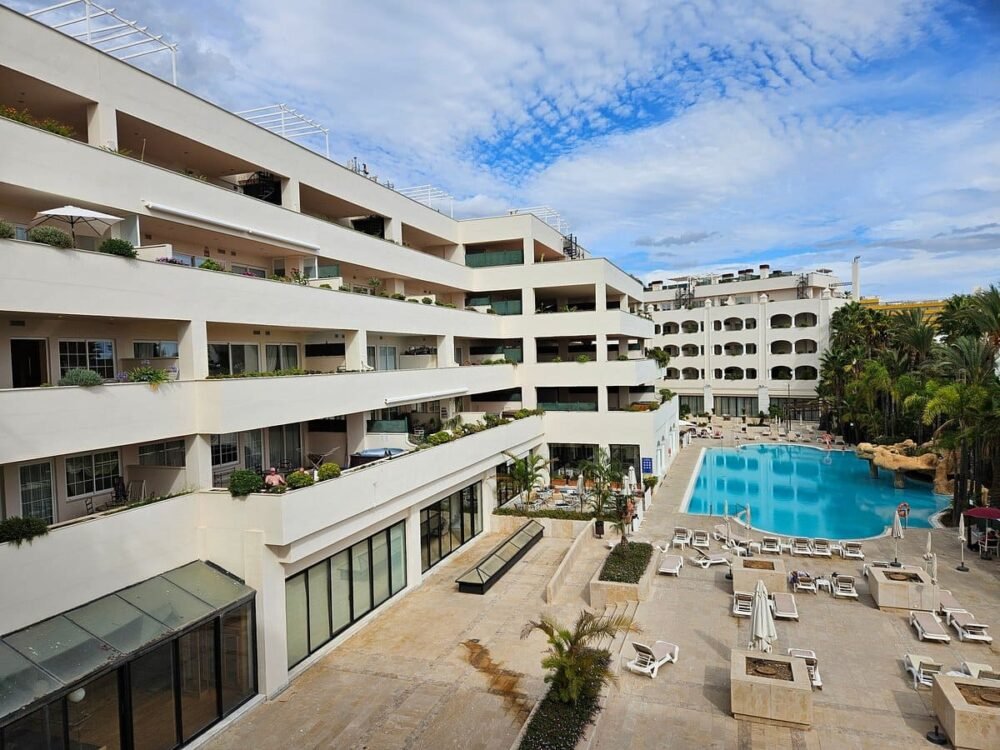 فندق Apartamentos Guadalpin Suites