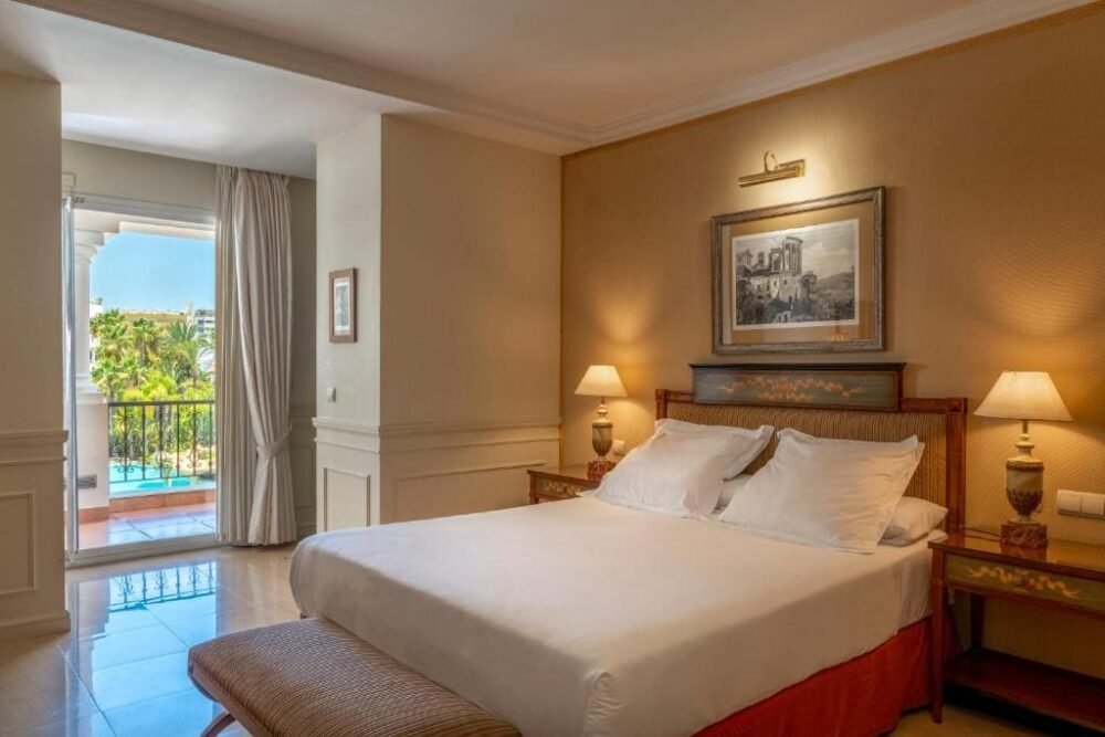 فندق Apartamentos Guadalpin Suites