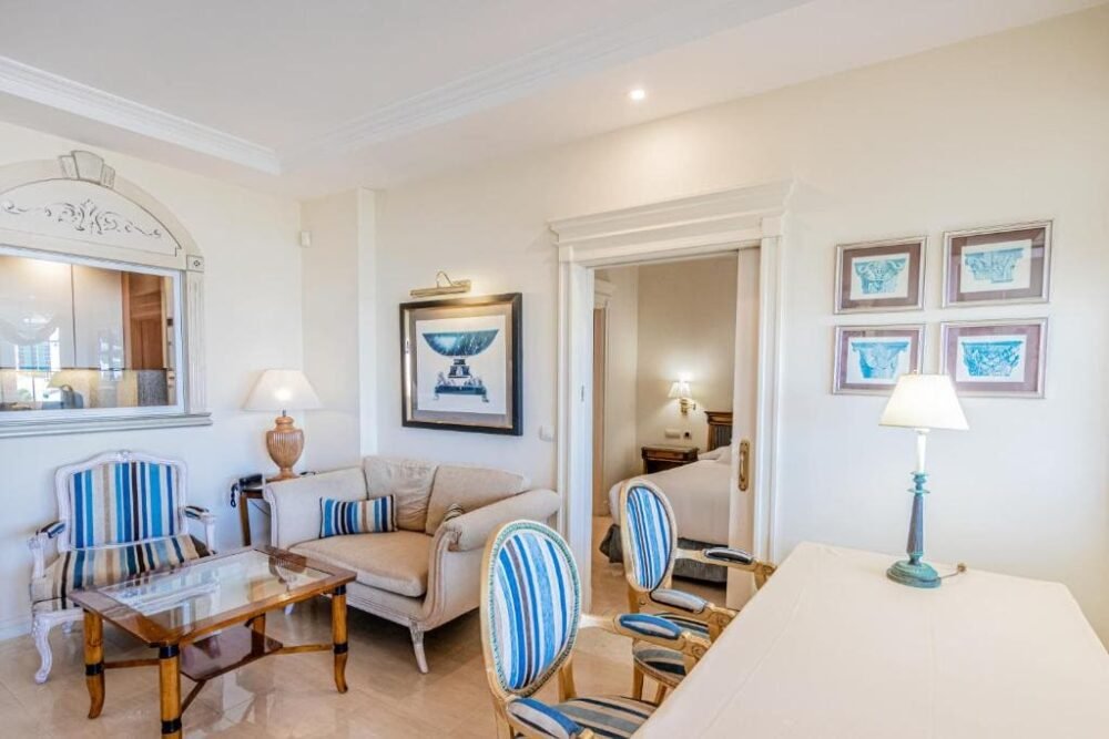 فندق Apartamentos Guadalpin Suites